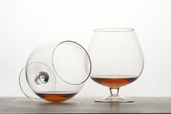 due-bicchieri-da-brandy-del-cognac-sulla-tabella-29020413