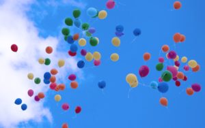sky-polet-raznotsvetnye-air-balloons